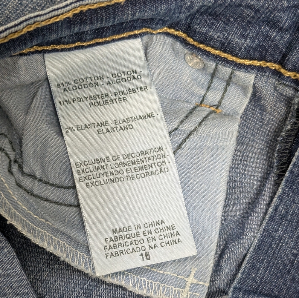 Levi's Blue Jeans Cropped Style - Picture 6 of 6